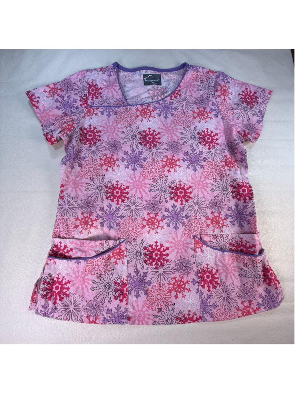 Butter-Soft Scrub Top Women Medium Pink Purple Snowflake Print Nurse Medical